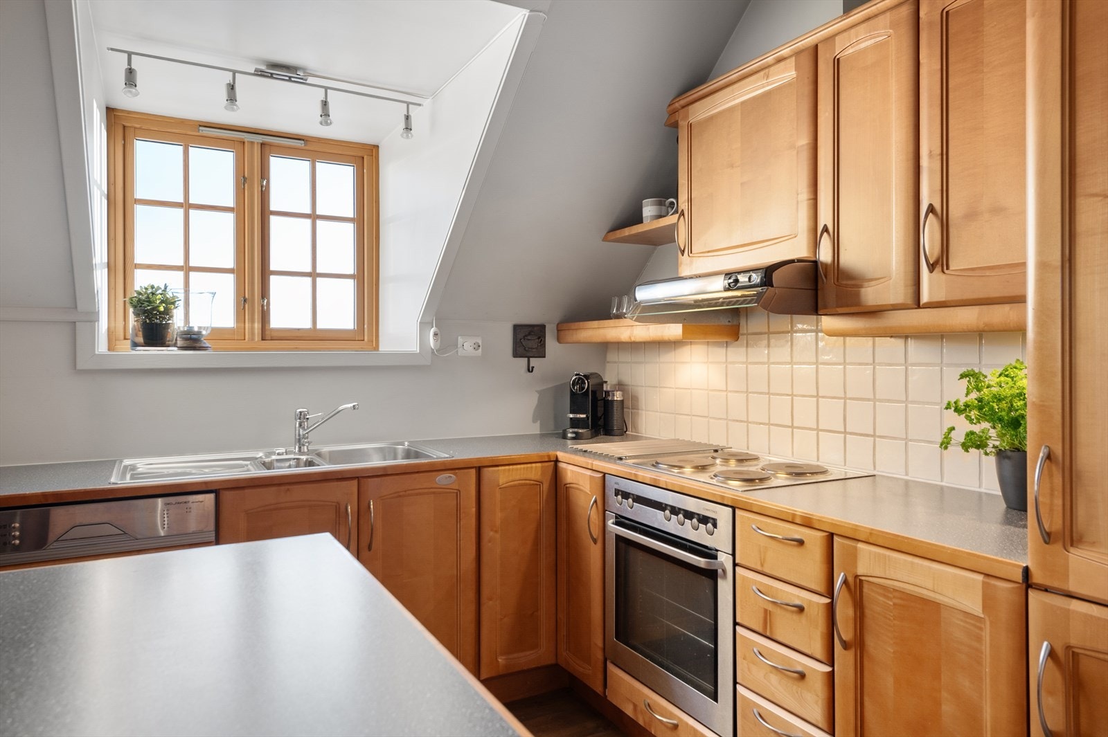 Kjøkkene fra Sivesind med laminerte skrog, profilerte fronter og laminert benkeplate med vaskekum og kjøkkenkran. Galleribilde