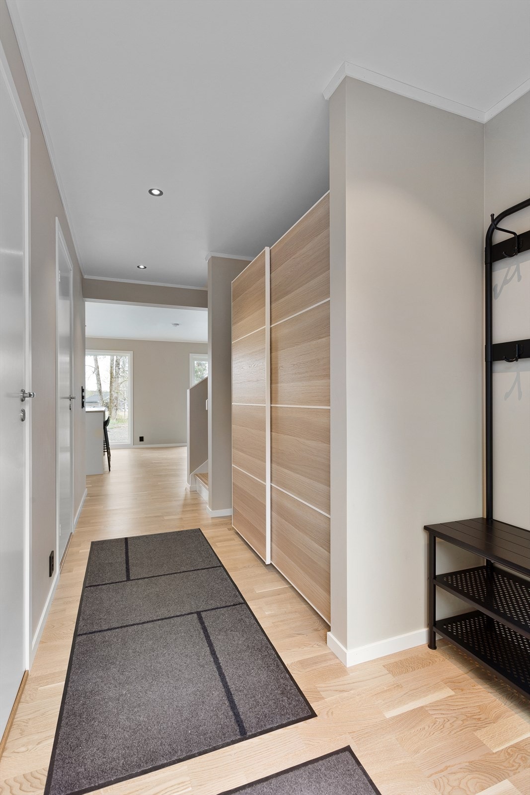 Entreén er romslig og har garderobeskap, samt plass til å henge fra seg yttertøy. Praktisk vaskerom i tilknytning til entreén. Galleribilde