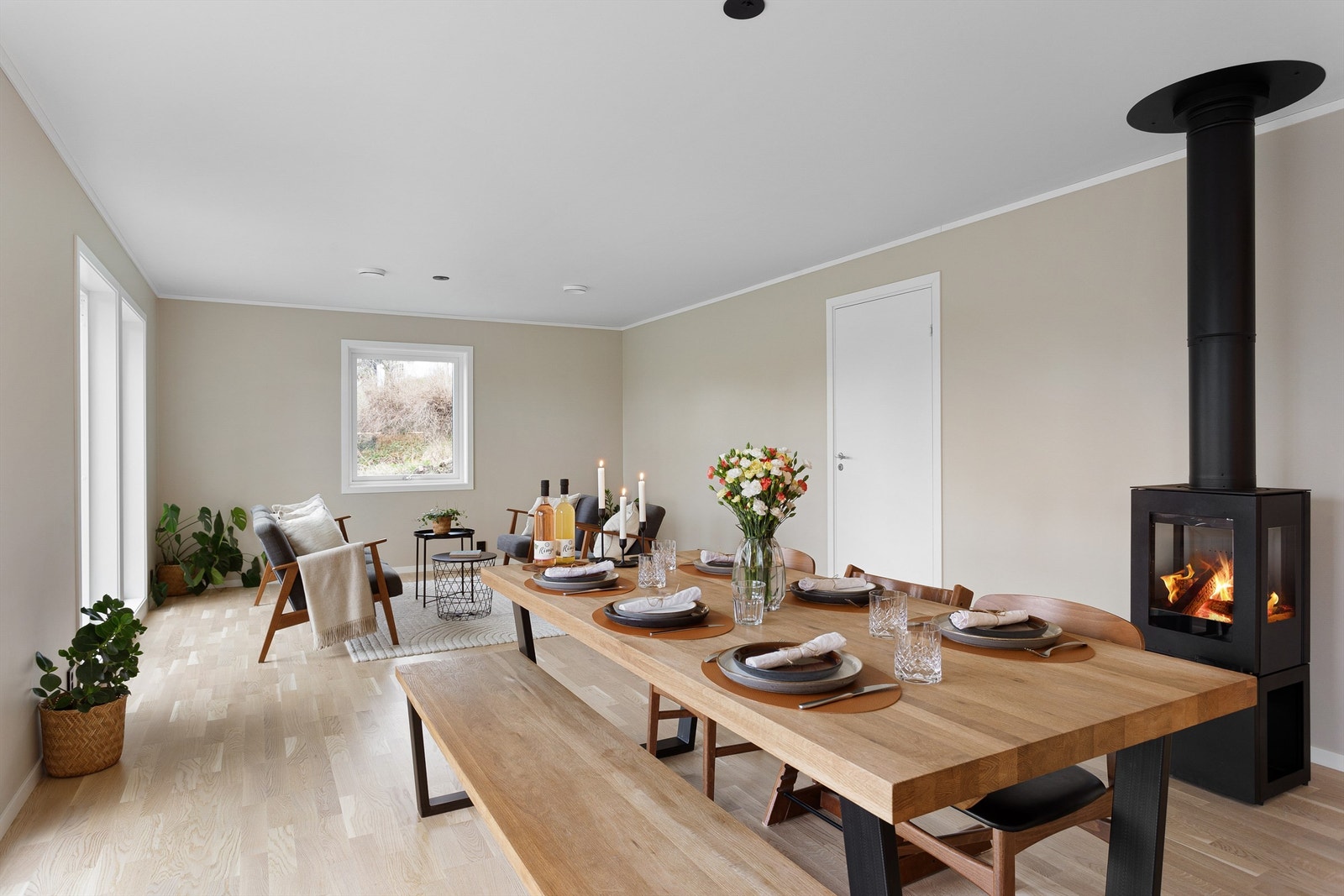 Stuen er enkel å møblere med ulike soner og har peisovn som bidrar til både stemning og god oppvarming. Galleribilde