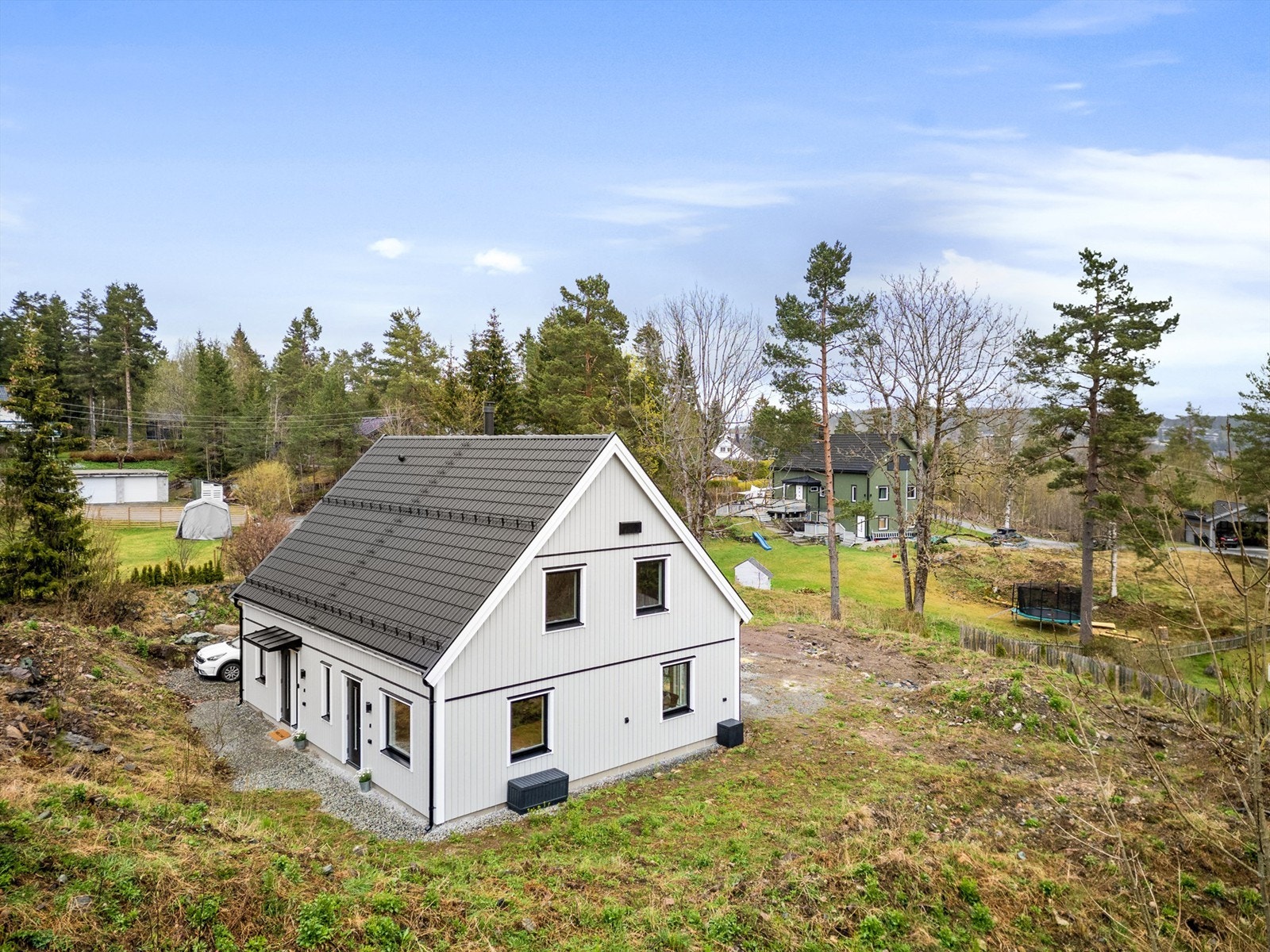 Forholdsvis flat tomt med stort potensiale og svært gode solforhold. Galleribilde