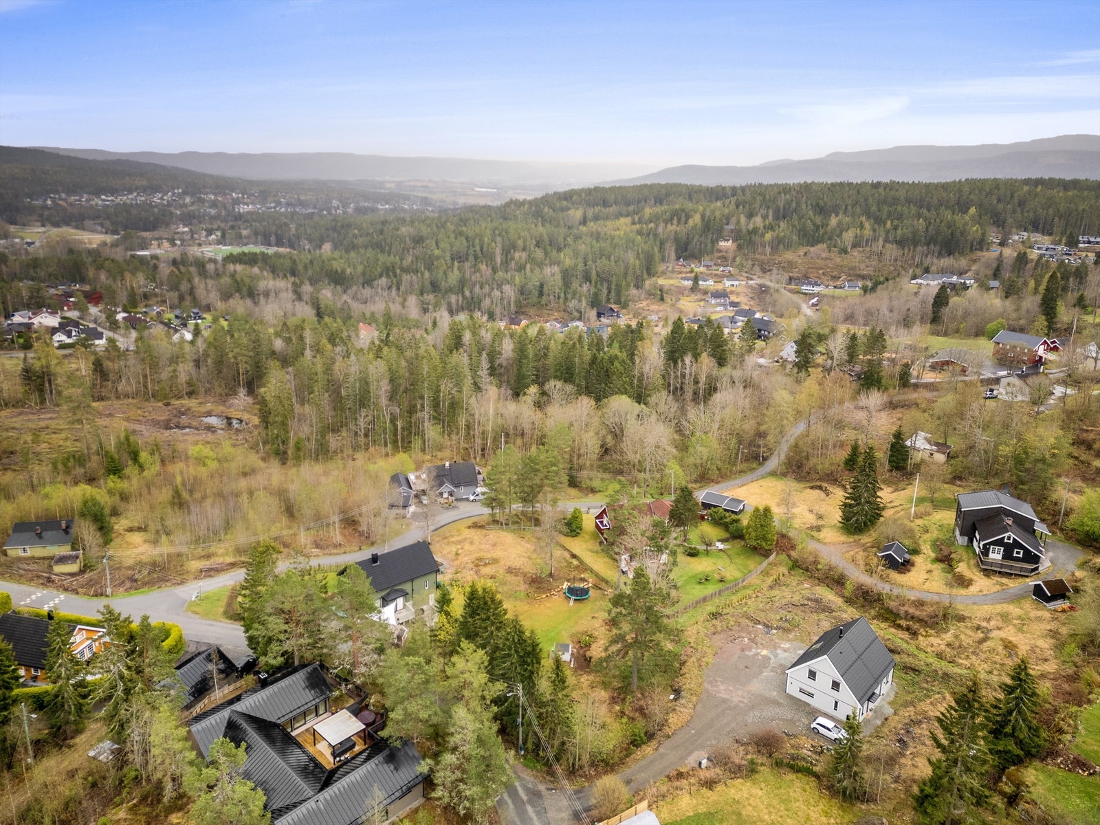 Boligen ligger usjenert til med kort vei til flotte turmuligheter, samt nærhet til "alt" man skulle trenge i hverdagen. Galleribilde