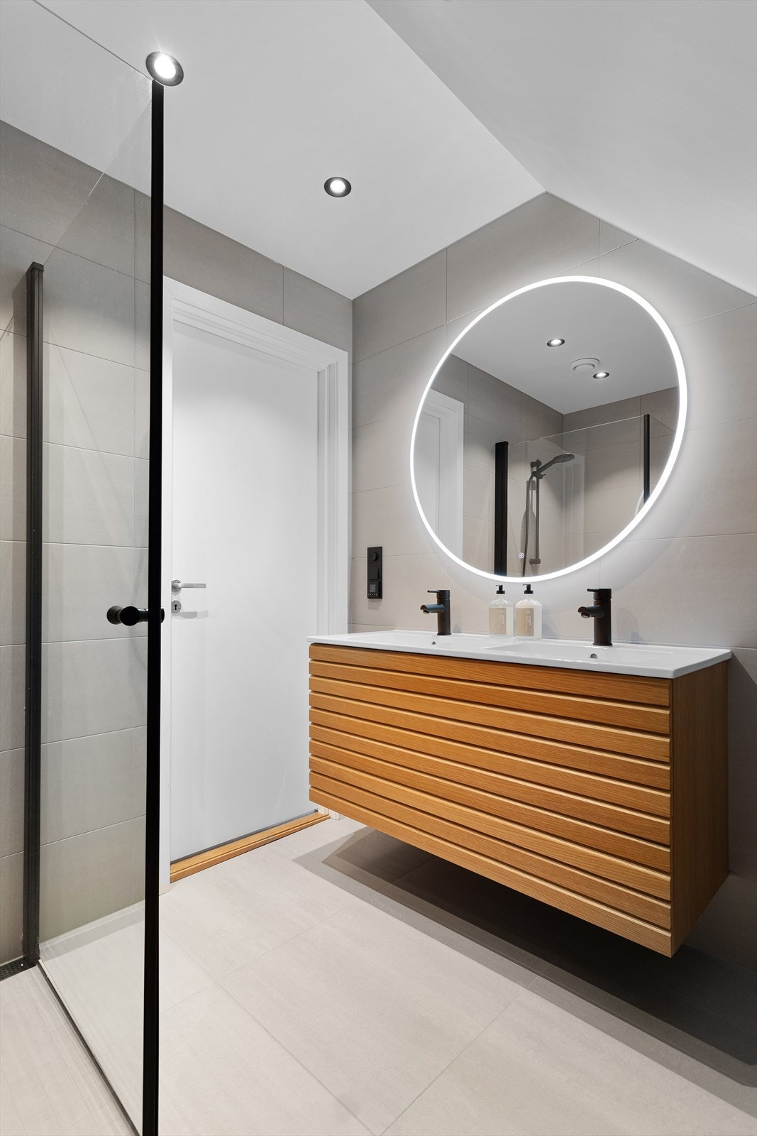 Godt med oppbevaringsplass i dobbel servantinnredning. Galleribilde