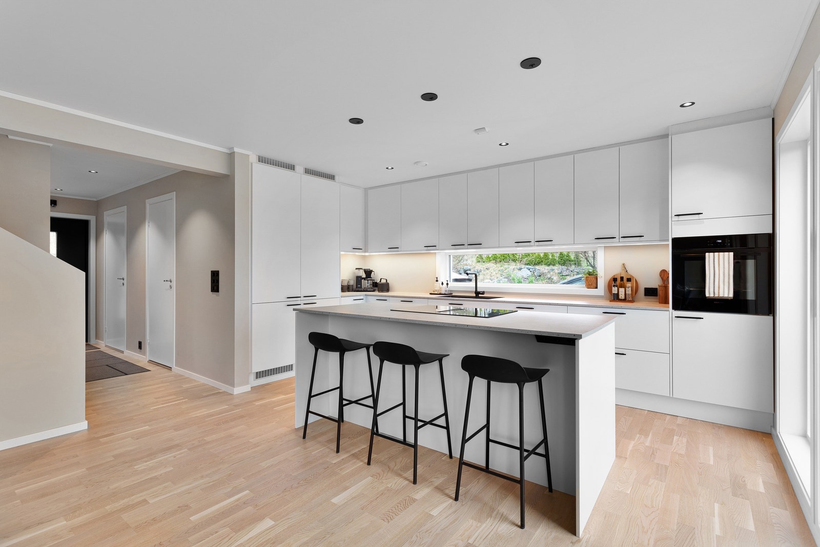 Kjøkkenet har helintegrerte hvitevarer som koketopp med nedfelt vifte, oppvaskmaskin, stekeovn og 2 kombiskap. Galleribilde