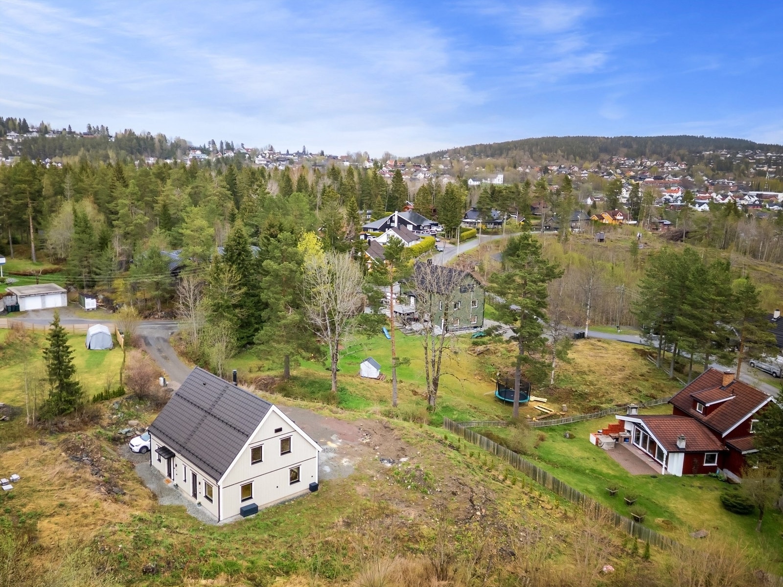 Tomten er ikke ferdig utnyttet og gir fritt spillerom til neste eier. Kjøkkenhage, lekeplass for barn eller fotballmål er noe av hva tomten kan benyttes til. Galleribilde
