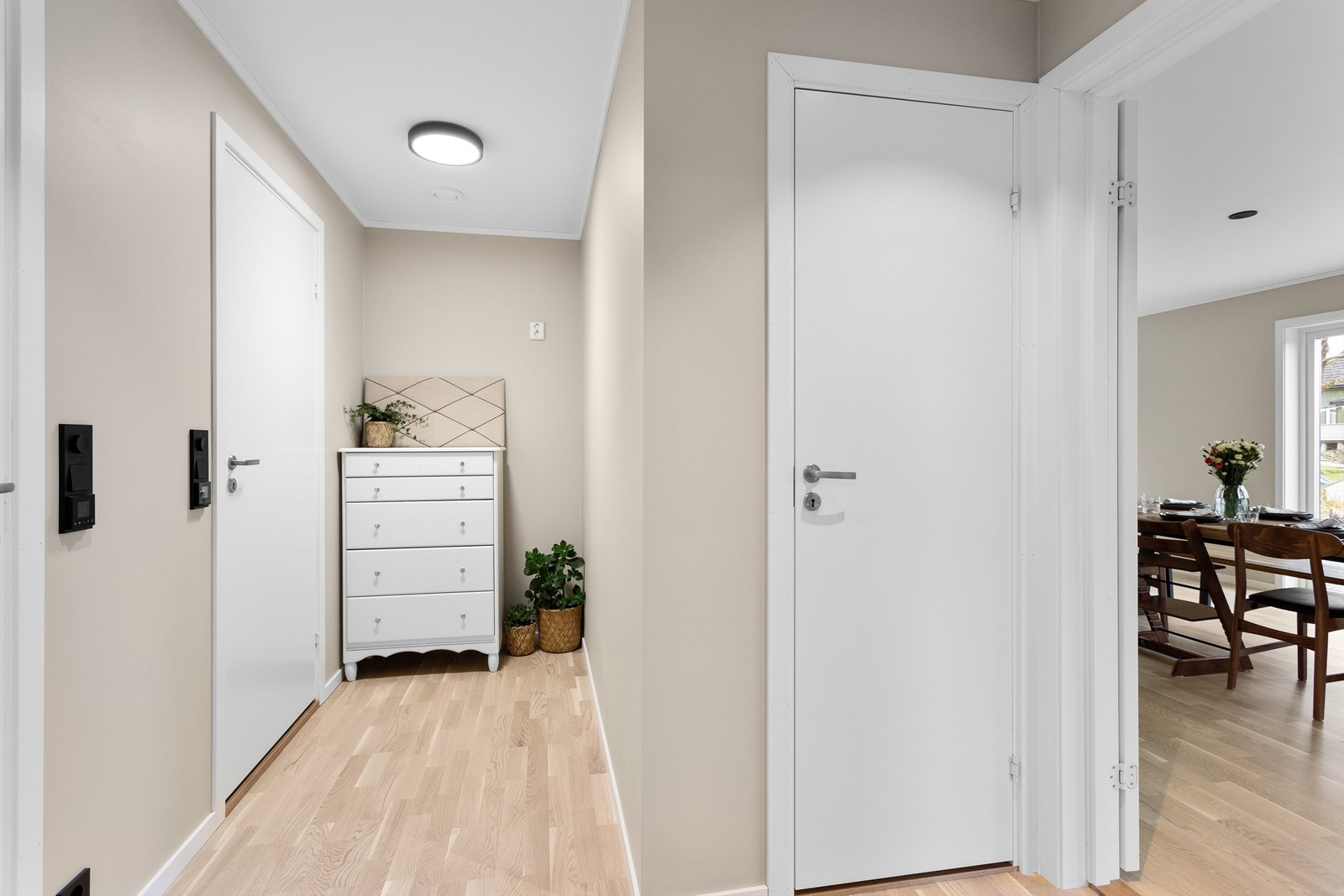 Innenfor stuen er det etablert en egen voksenavdeling med soverom, bad og gang med oppbevaring. Galleribilde