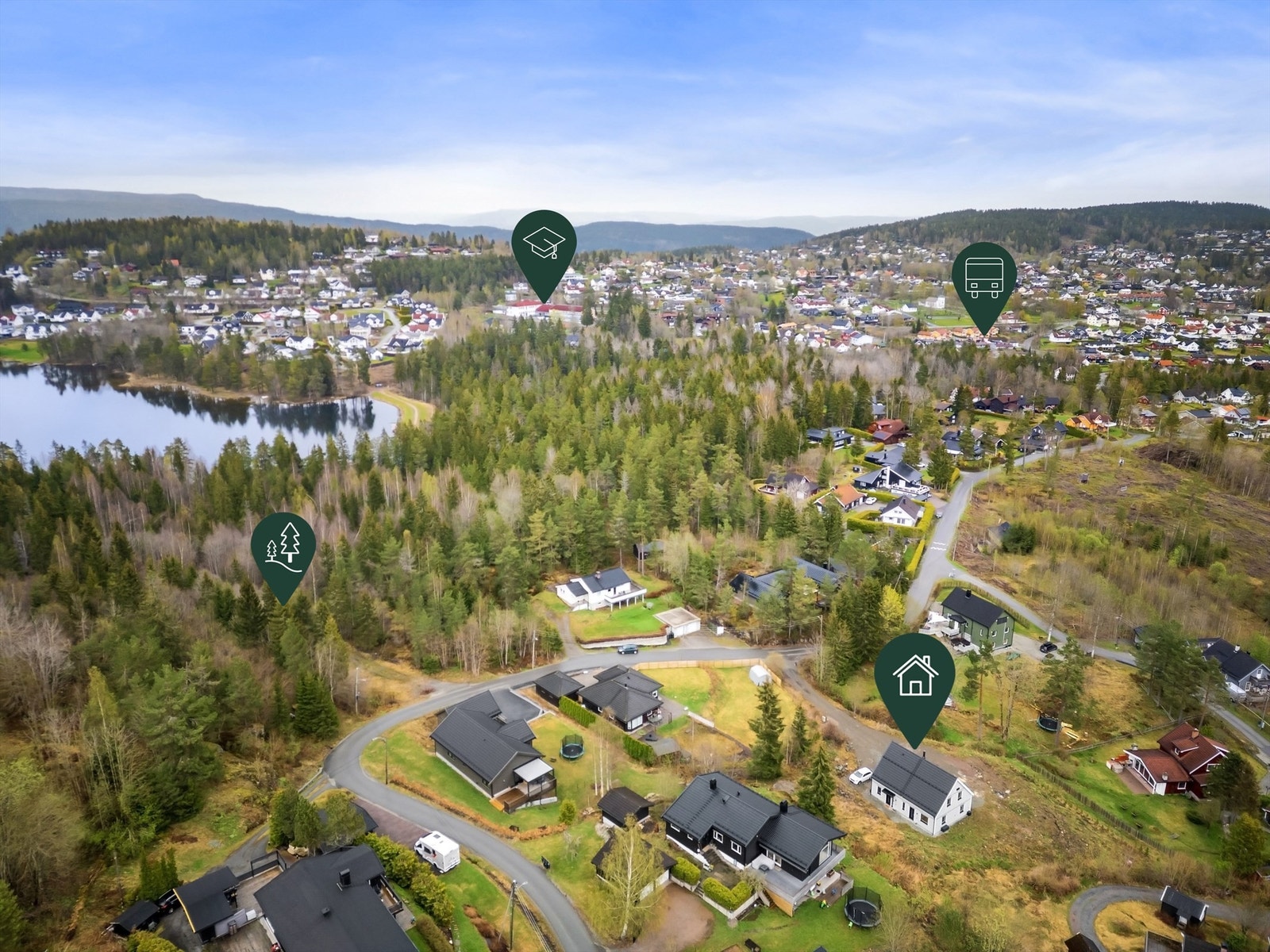 Boligen ligger i gangavstand fra Stordammen, Konnerud barneskole og bussholdeplass, samt gode turmuligheter sommer som vinter. Galleribilde