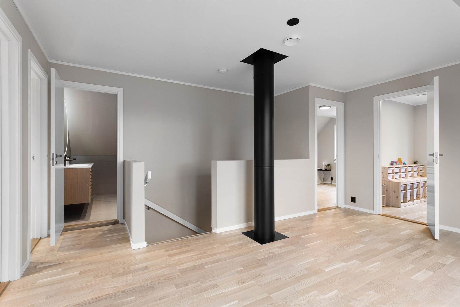 Innholdsrik 2.etg med hele 4 soverom hvor det ene har walk-in closet, stor tv-stue og boligens tredje bad. Galleribilde