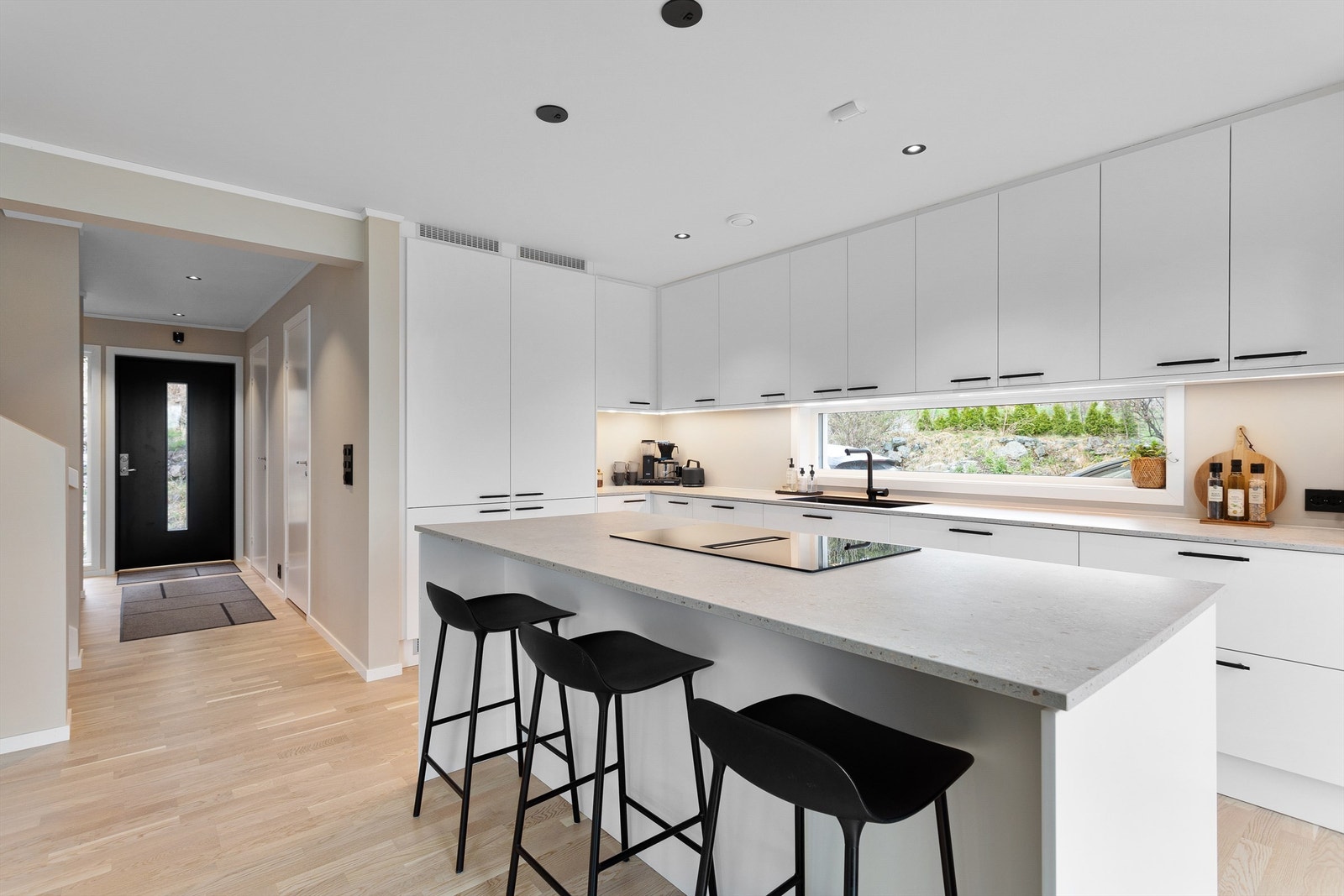 Moderne og tidløs kjøkkeninnredning med takhøy innredning og lekre detaljer. Galleribilde