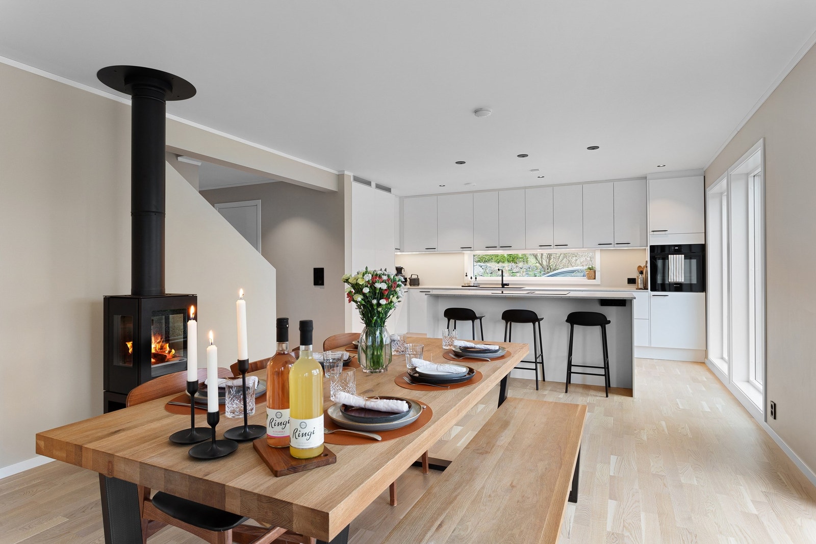 Boligen er oppført i en delikat og moderne utførelse med fokus på detaljer. Galleribilde