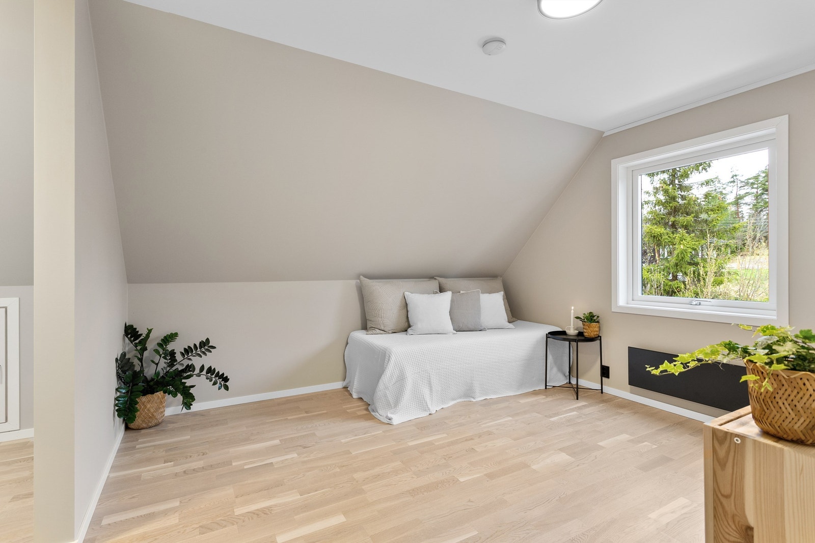 Soverommene er malt i duse beigetoner og har parkett på gulv. Galleribilde