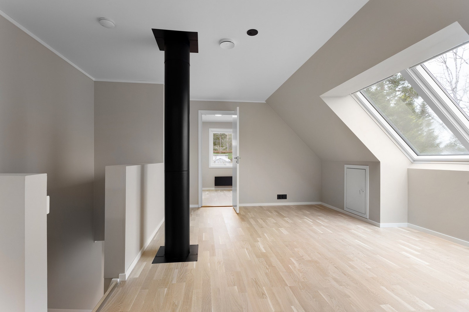 Romslig tv-stue med takvinduer som slipper inn godt med naturlig lys. Galleribilde