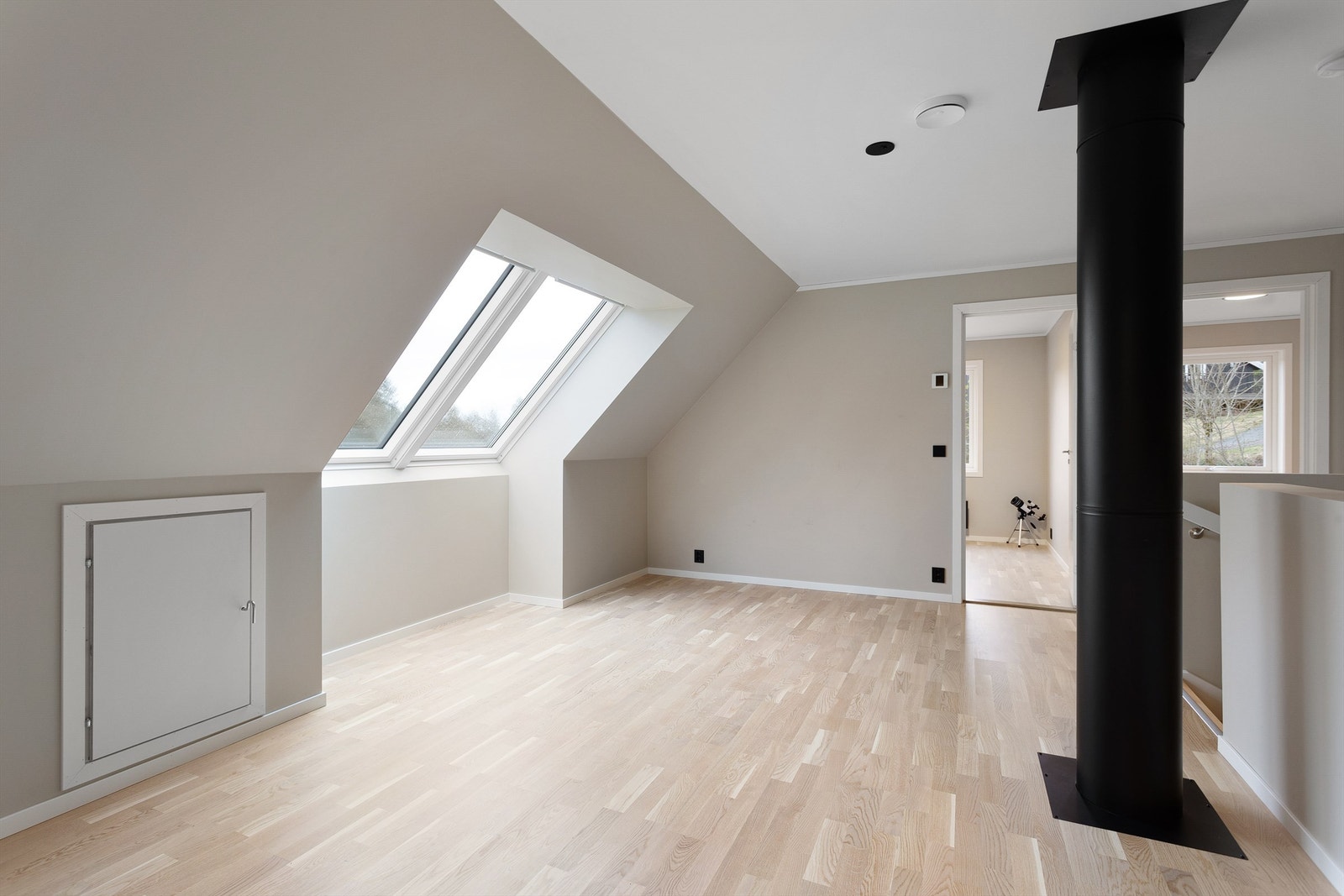 Tv-stuen kan møbleres etter eget ønske og har praktisk oppbevaring i knevegg. Galleribilde