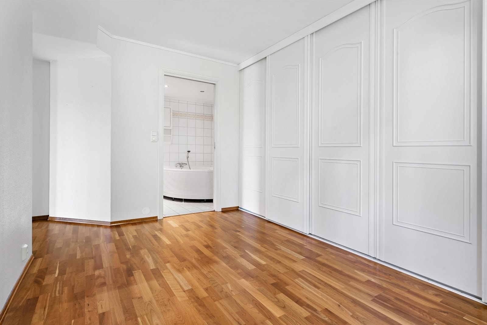 Her er det plass til seng og nattbord fra soverommet er det inngang til badet. Galleribilde