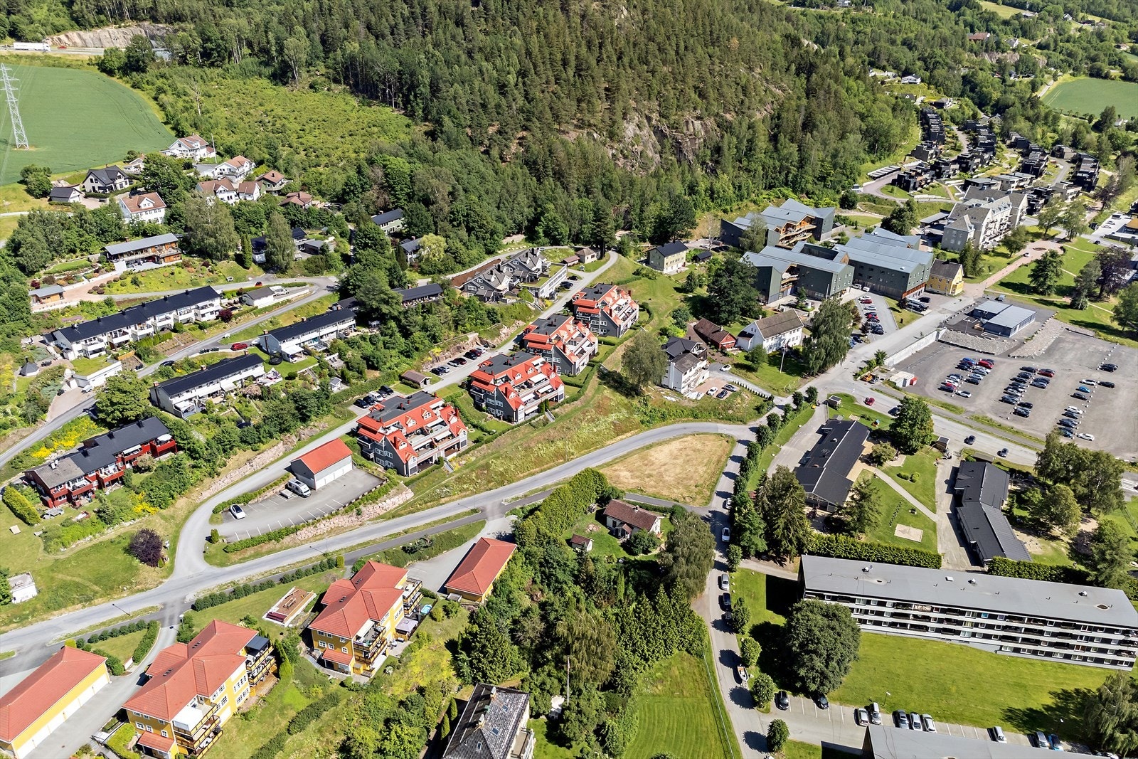 Få minutters gange til bussholdeplass med bussforbindelse til Asker, Tranby, Drammen og Oslo. Galleribilde
