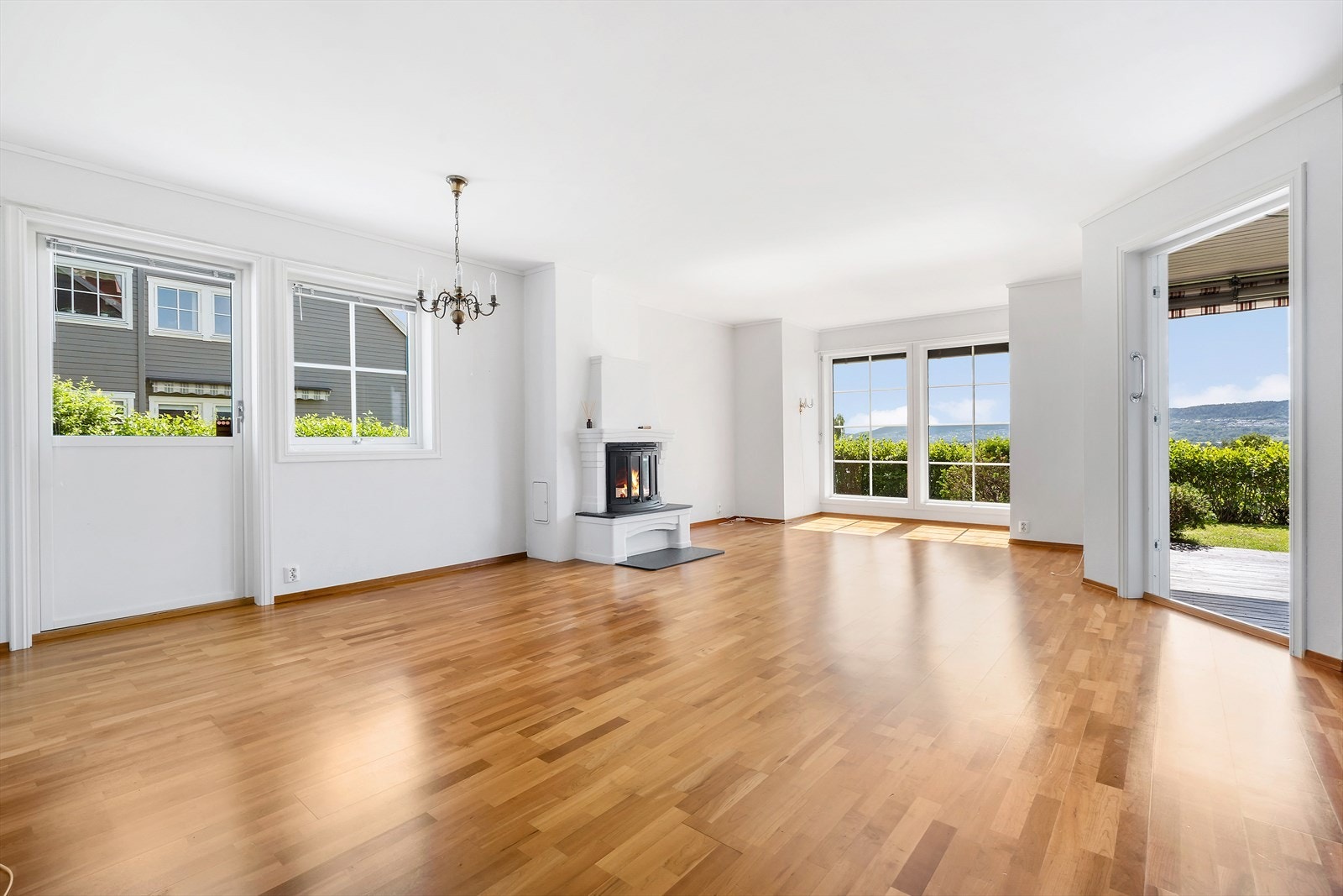 Fra stuen er det utegang til to terrasser og vinduene slipper inn mye lys. Galleribilde