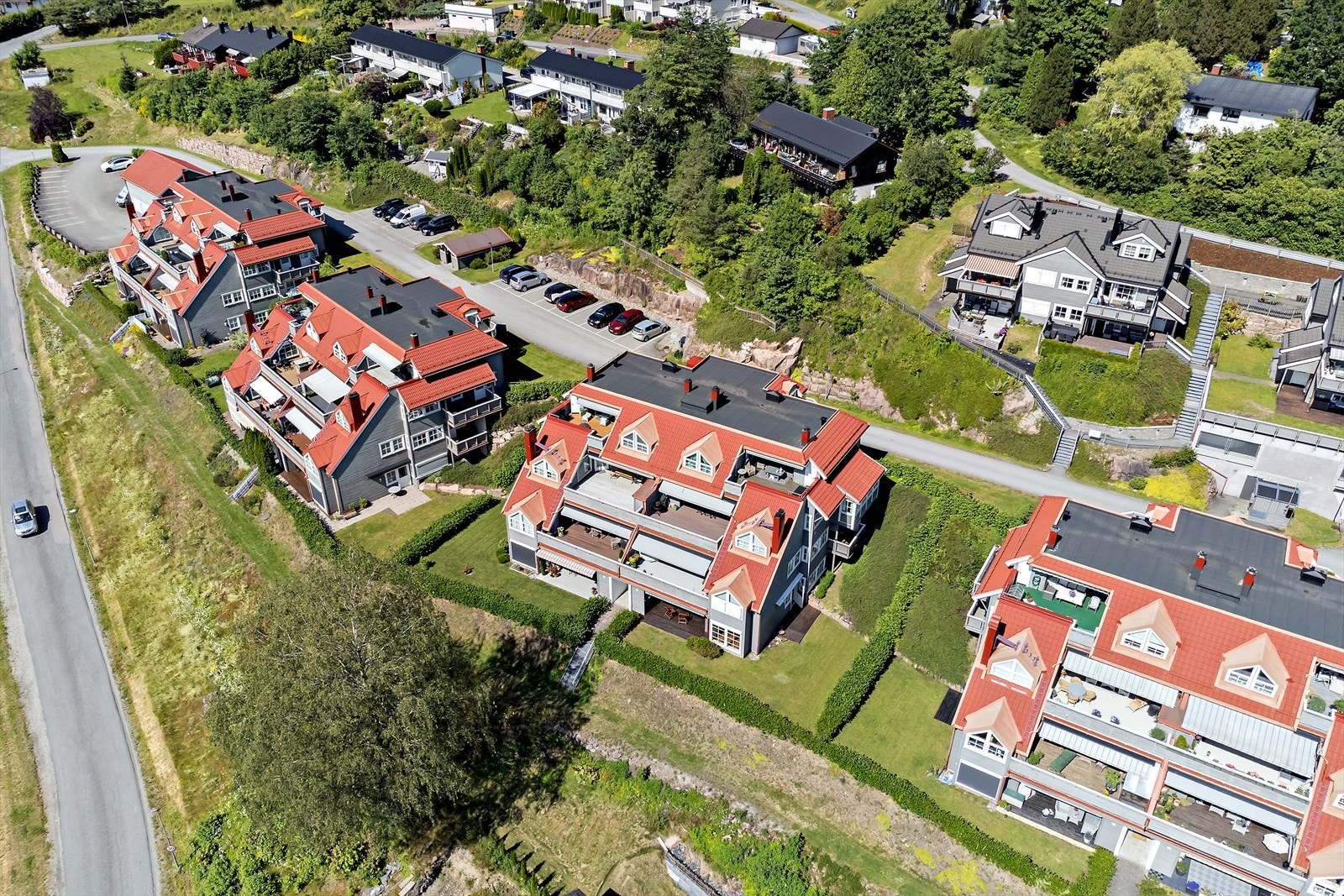 Kort vei til Hegg barneskole som ble ferdigstilt i 2015 og nyere Lierbyen ungdomsskole like i nærheten. Galleribilde