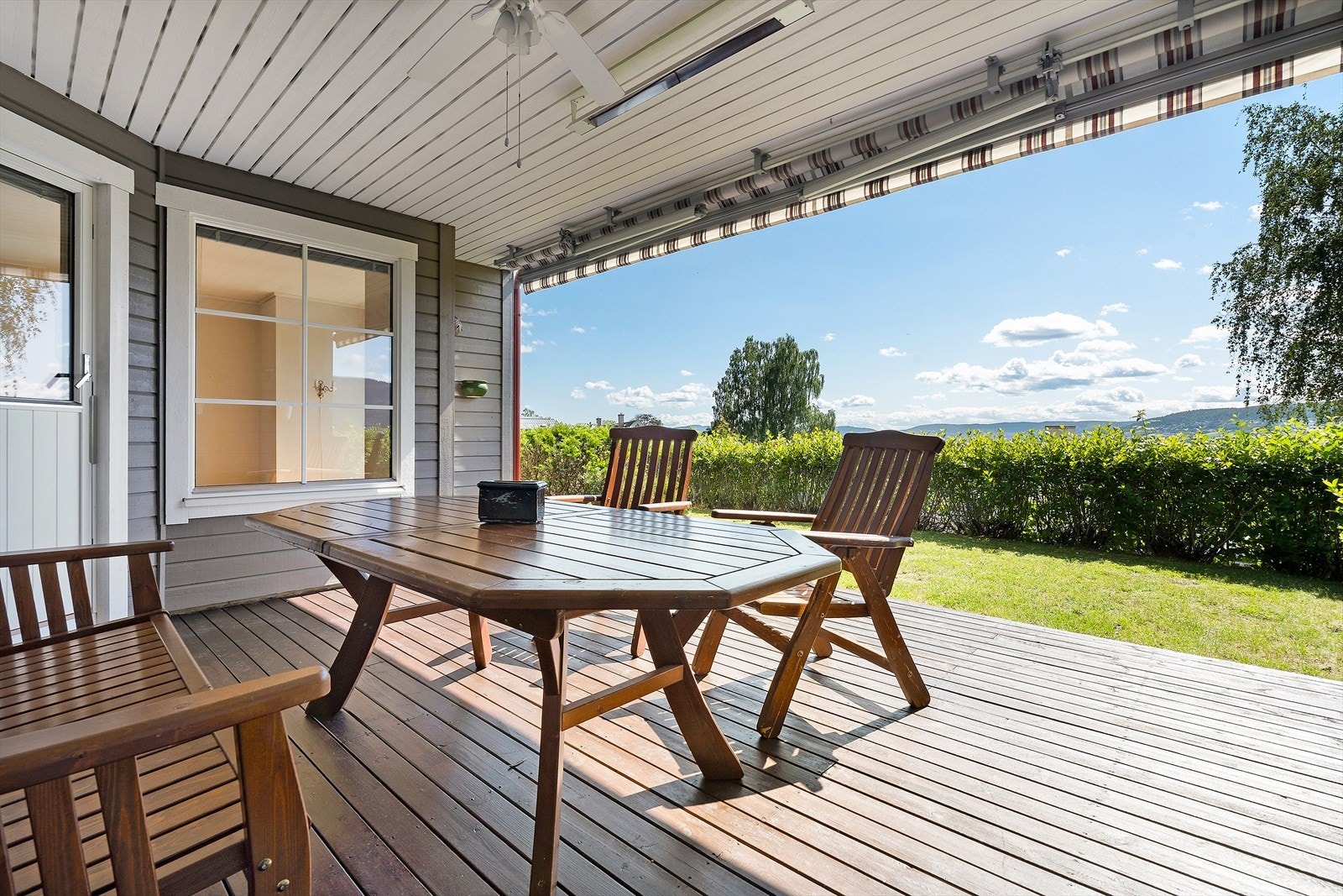 Det er montert varme lampe i taket slik at man kan sitte å nyte fine sommer kvelder her. Galleribilde