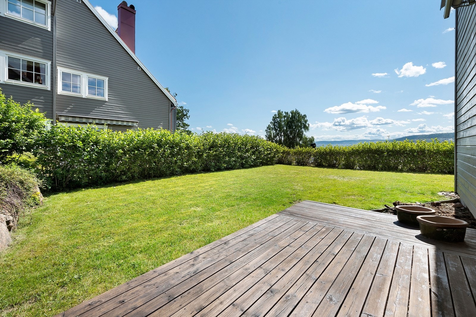 Utenfor stuen er det en terrasse på ca 20 kvm med utgang ned til hagen. Galleribilde