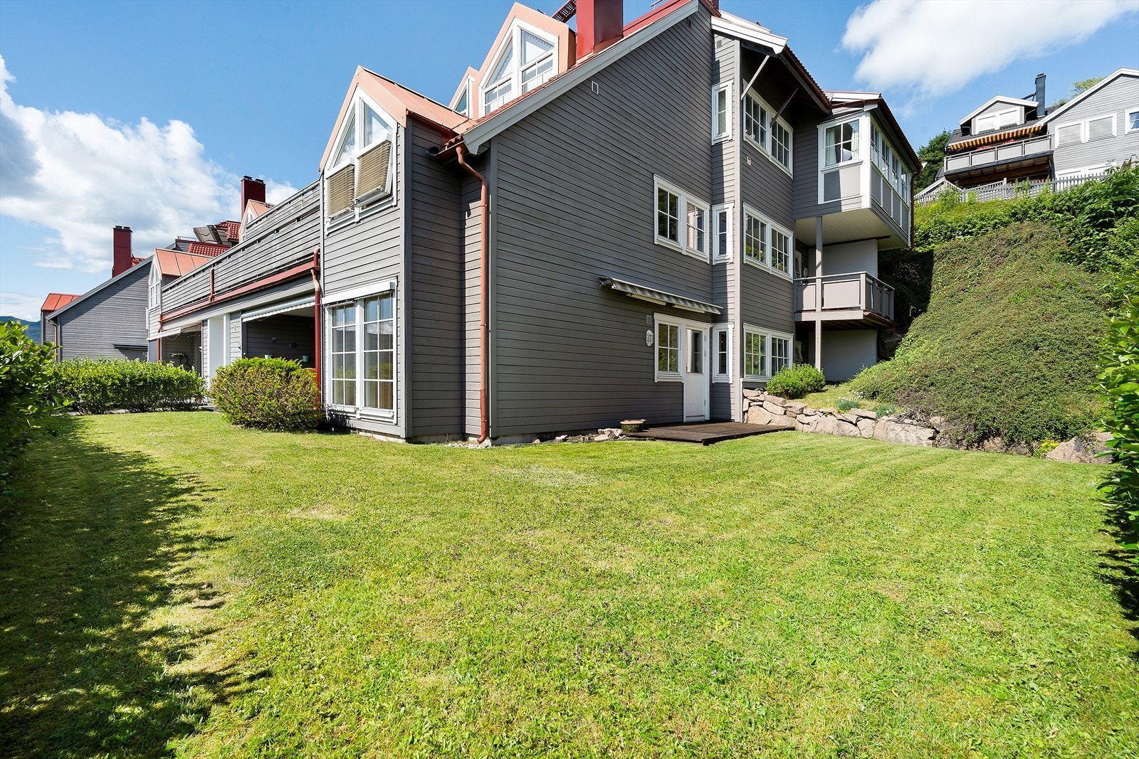 Usjenert terrasse og hage med meget gode solforhold med fritt og åpent uterom fremfor leiligheten. Galleribilde