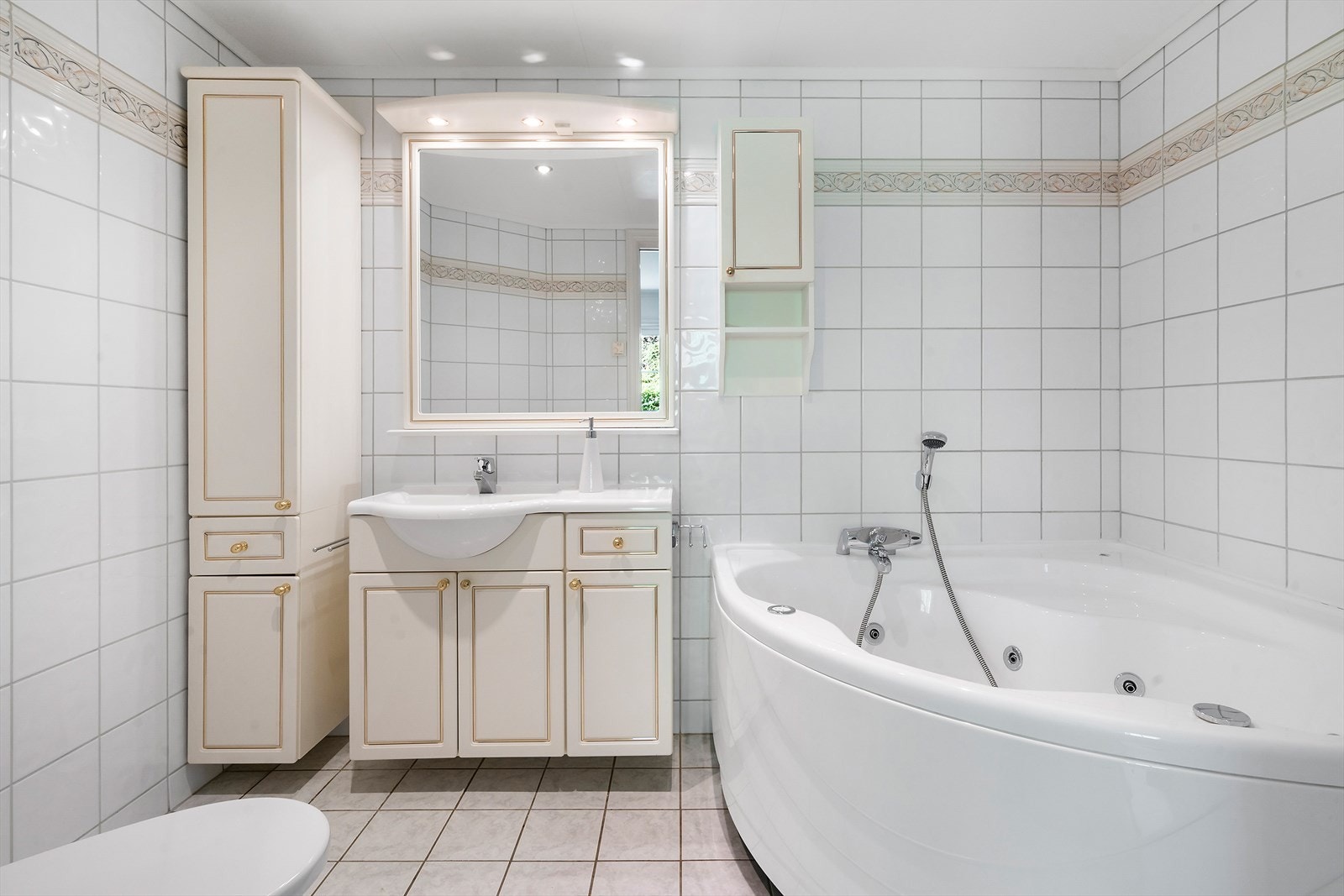 Badet har innredning med nedfelt servant, toalett og badekar. Galleribilde