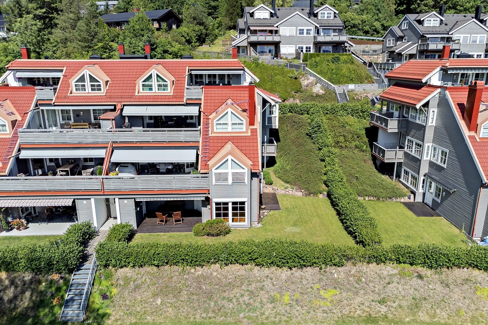 Leiligheten ligger i 1.etasje på hjørne med 2 terrasser og en hyggelig liten hageflekk utenfor. Galleribilde