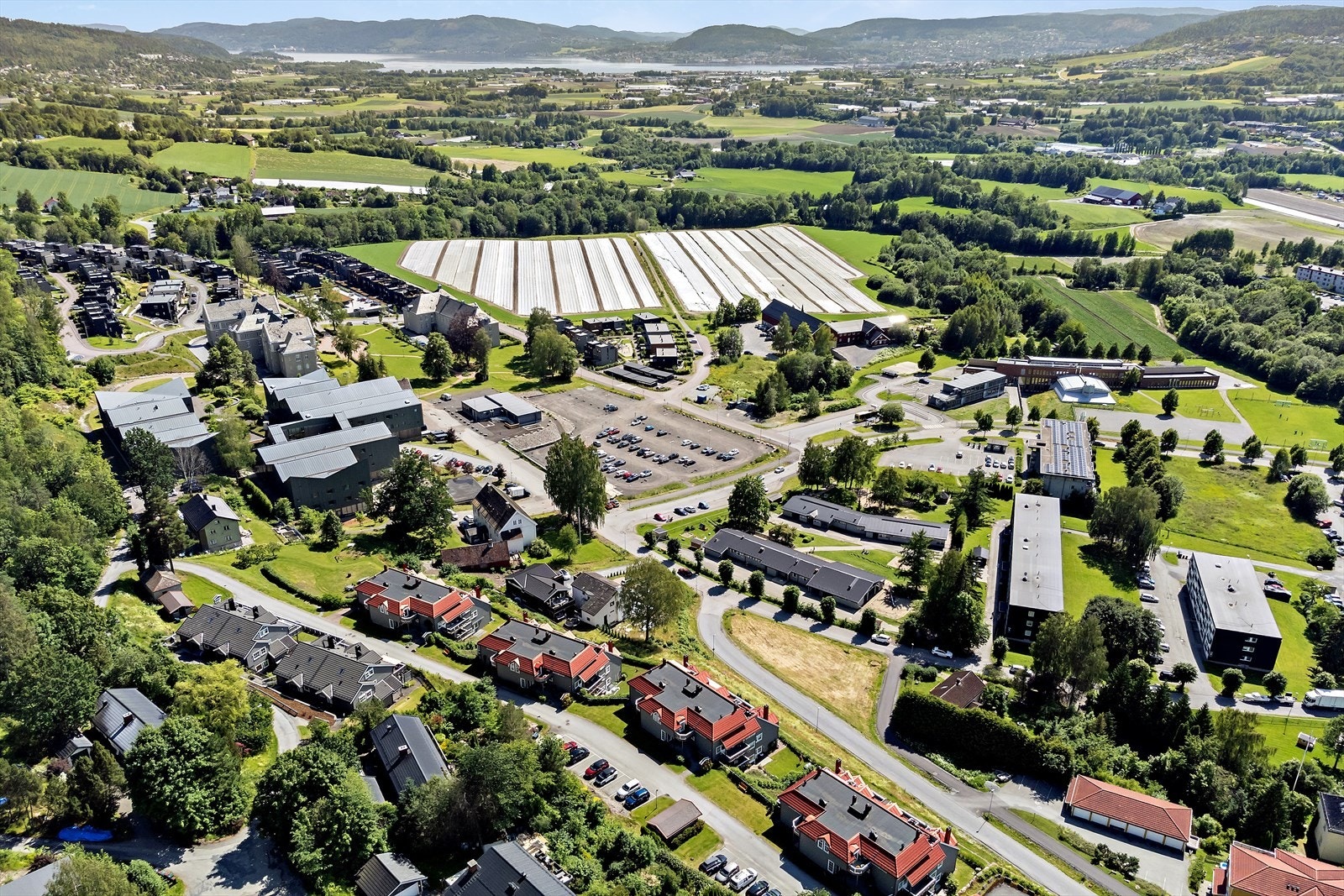 Boligen ligger høyt og fritt, like ved Lierbyen, med nydelig utsikt mot Drammensfjorden og Lierdalen. Galleribilde
