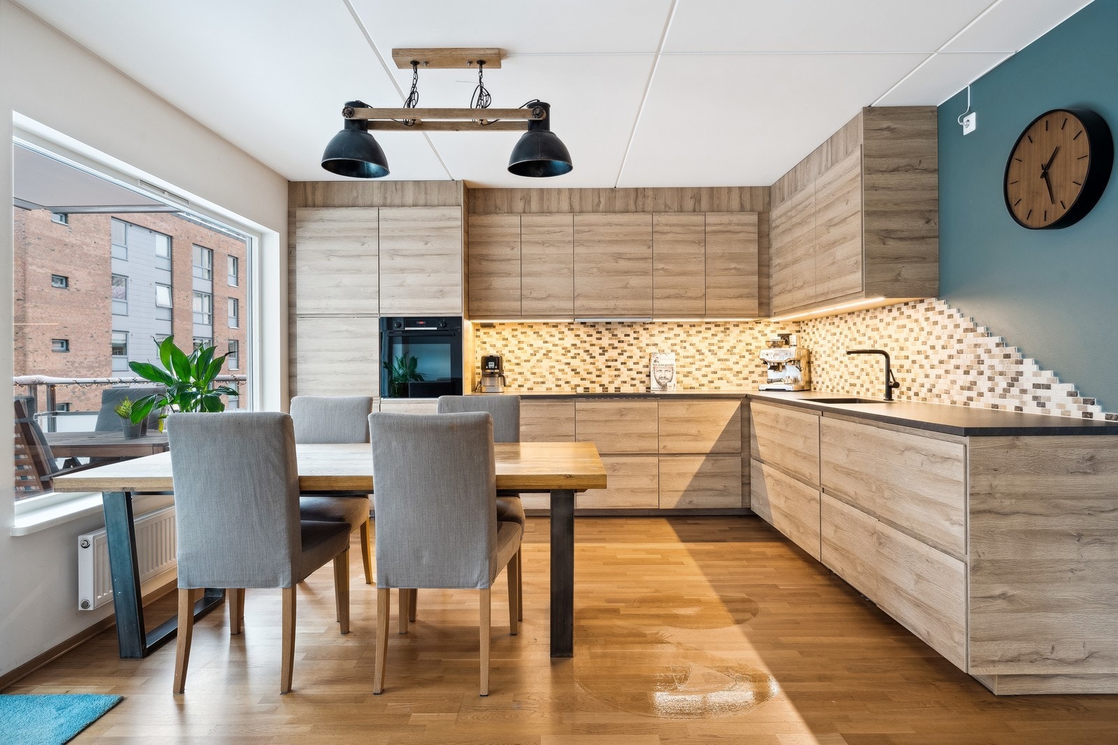 Stort og nyere kjøkken med alle hvitevarer inkl. Fyring, v.vann. TV-pakke og nett er inkl. Galleribilde