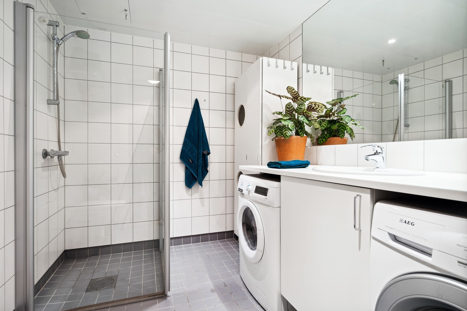 Flislagt bad med varmekabler og vaskemaskin/tørketrommel inkludert. Galleribilde