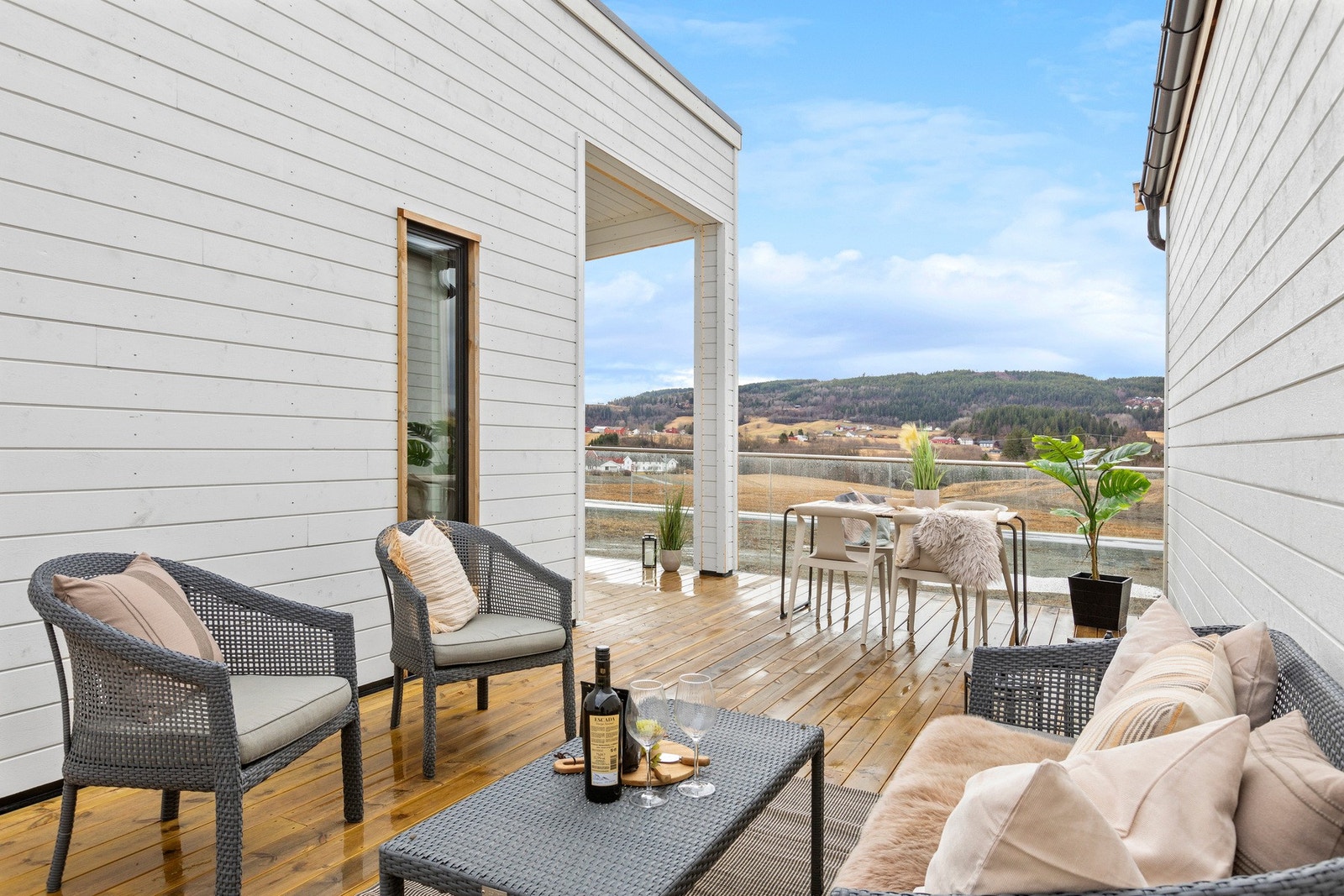 Terrasse med flott utsikt over bygda og mye sol. Galleribilde