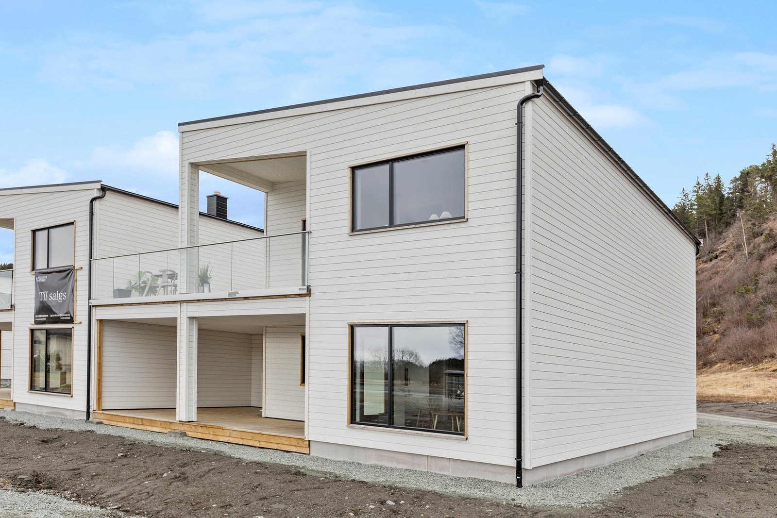 Terrasser både oppe og nede - åpent og overbygget. Bilder er tatt av boligen i nr. 13. Galleribilde