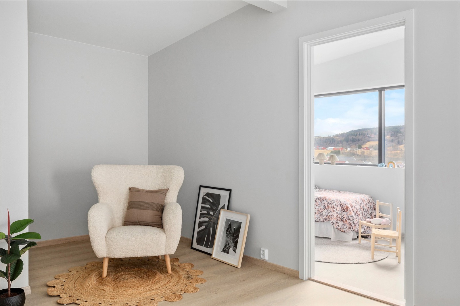 Stue med påfølgende soverom i 2. etasje. Galleribilde