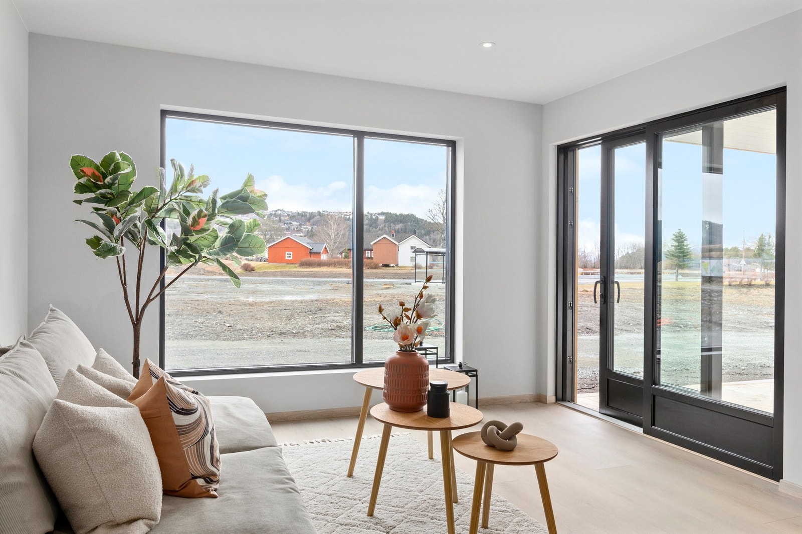 Stue i 1. etasje med store vindusflater og dør til terrasse. Galleribilde