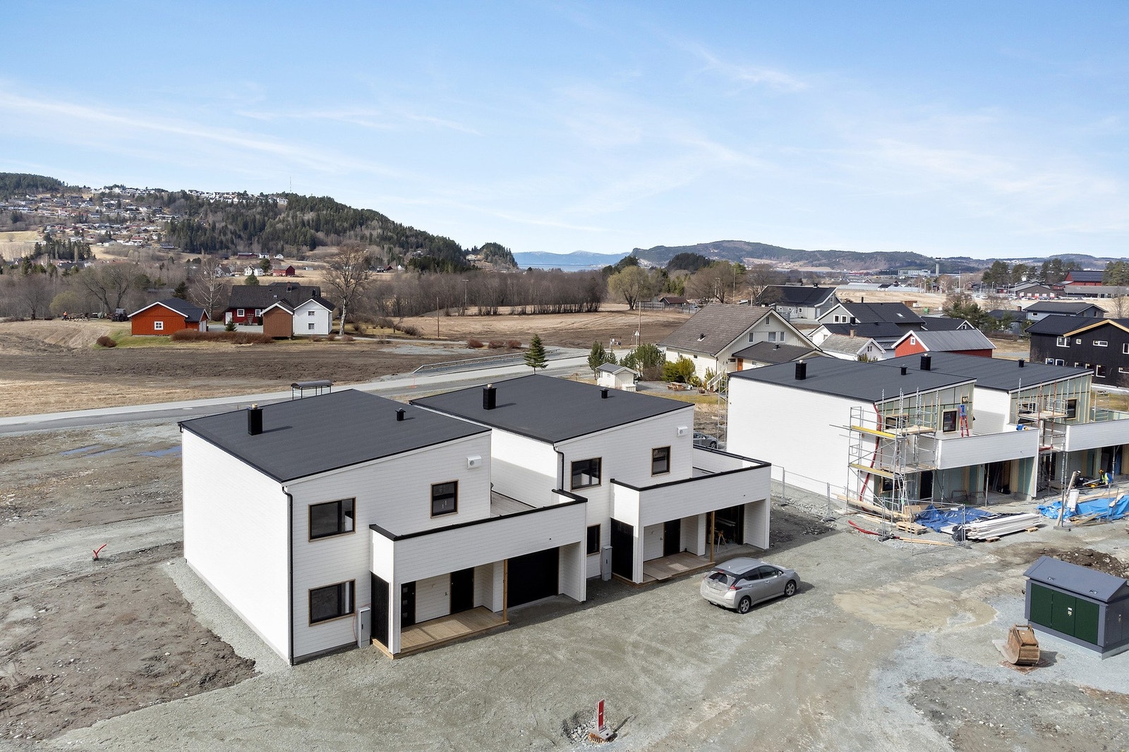 Det er garasje innebygd i boligen og parkering på egen tomt. Galleribilde