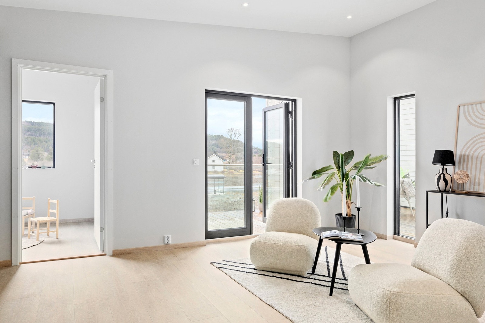 Stue i 2. etasje med store vindusflater og god takhøyde som gir en herlig romfølelse. Galleribilde