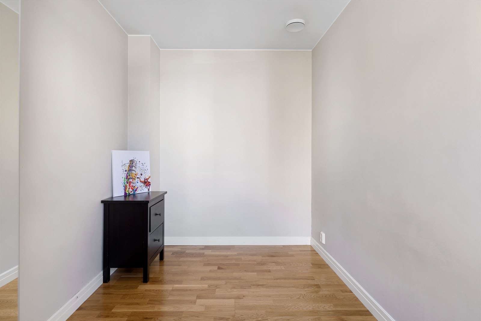 Det er plass til seng med tilhørende nattbord. Galleribilde