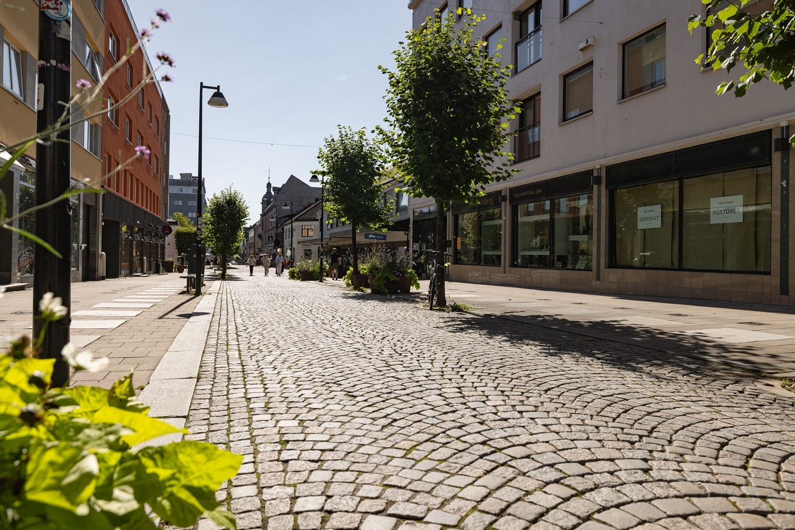 Det er meget kort vei til byens gågate og sentrum for øvrig hvor det er et godt utvalg av kaféer, restauranter, butikker og uteliv. Galleribilde