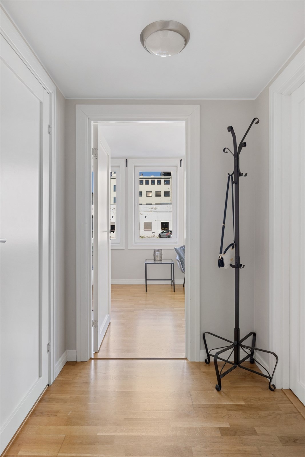 Entré med adkomst til bod, bad og stue. Galleribilde