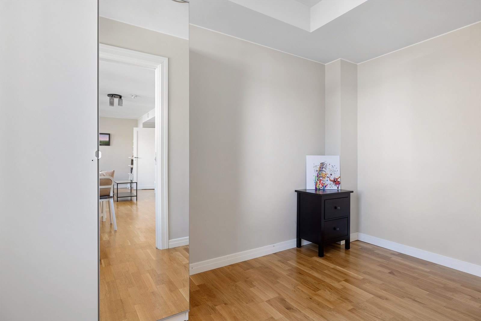 Rommet har garderobeskap med speilfront. Galleribilde
