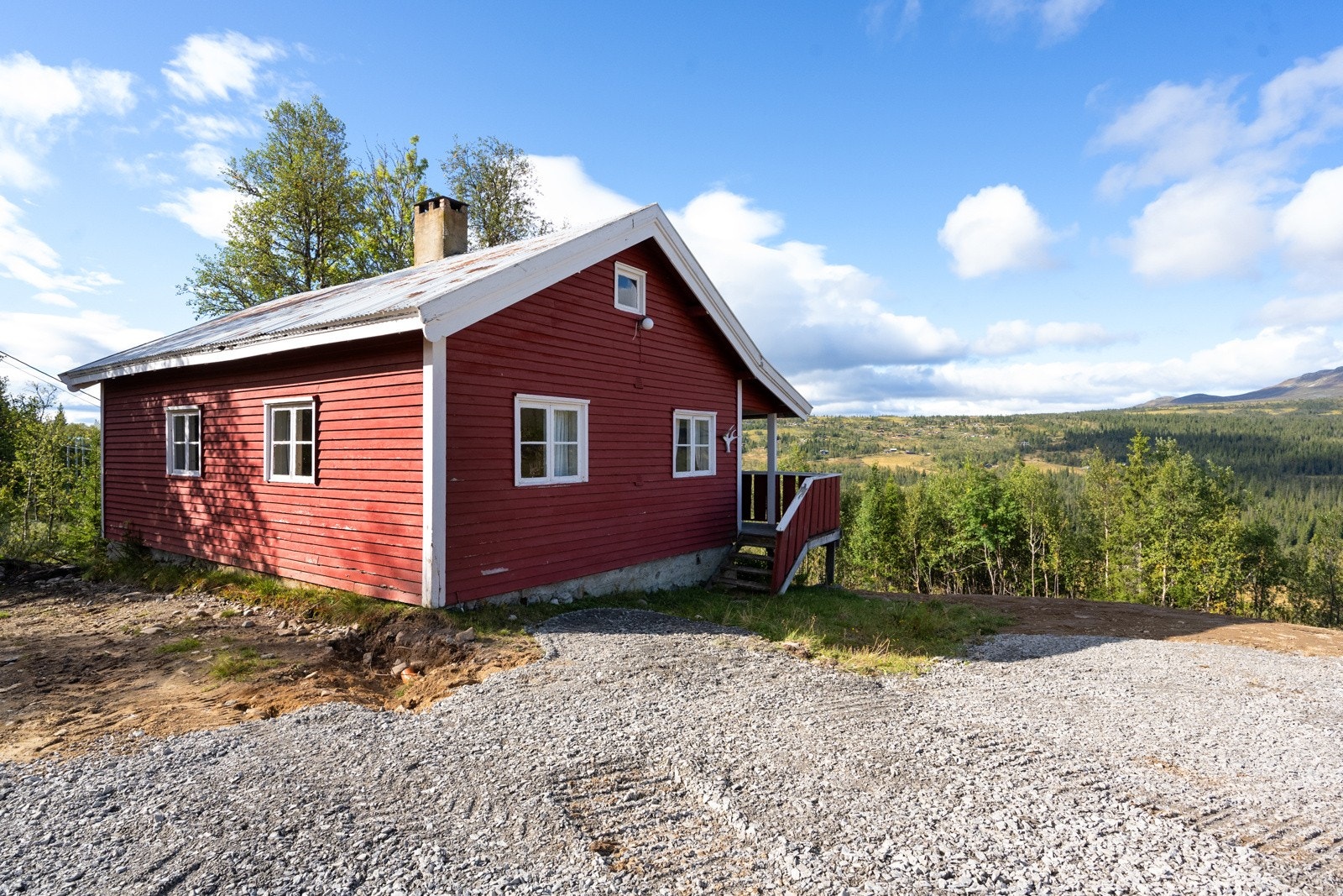 Dette er en fritidseiendom beliggende i naturskjønne omgivelser i Synnfjellet, Nordre Land kommune, ca. 1 000 moh. Galleribilde