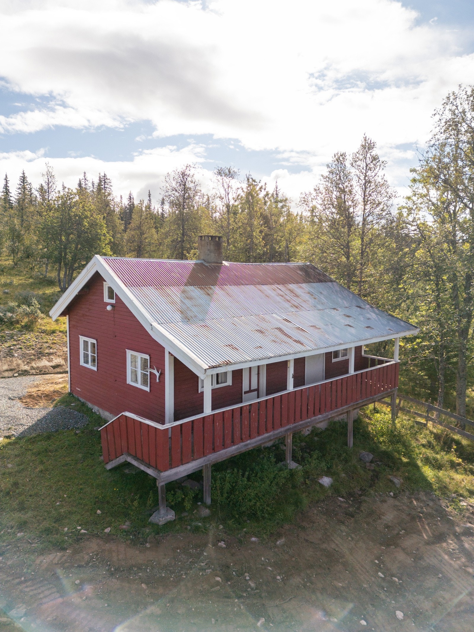 Fritidsboligen er oppført i én etasje på 50 m² og overbygd terrasse på 13 m². Galleribilde