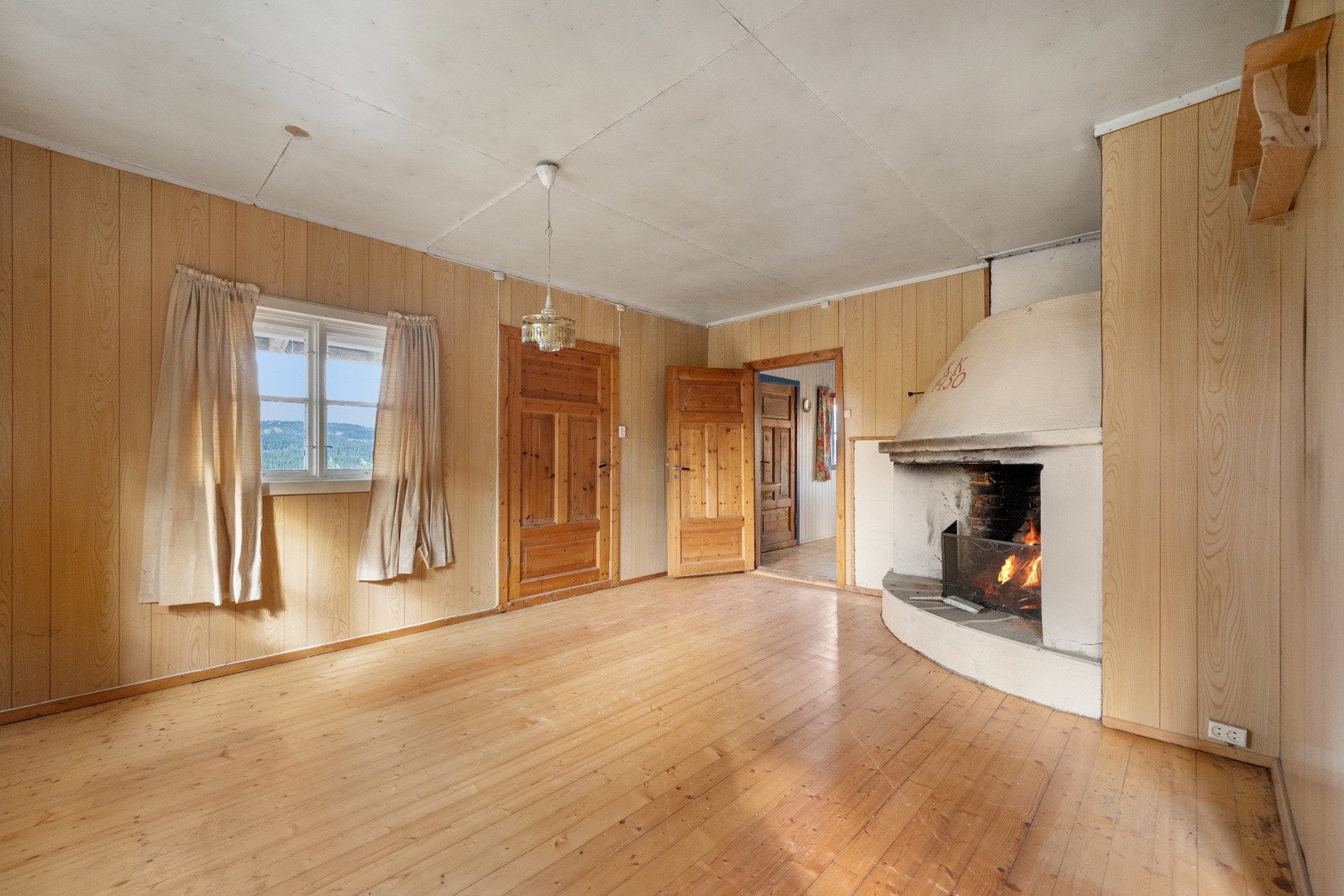 Bygningen vurderes som kondemnabel og har behov for full rehabilitering eller rivning. Galleribilde