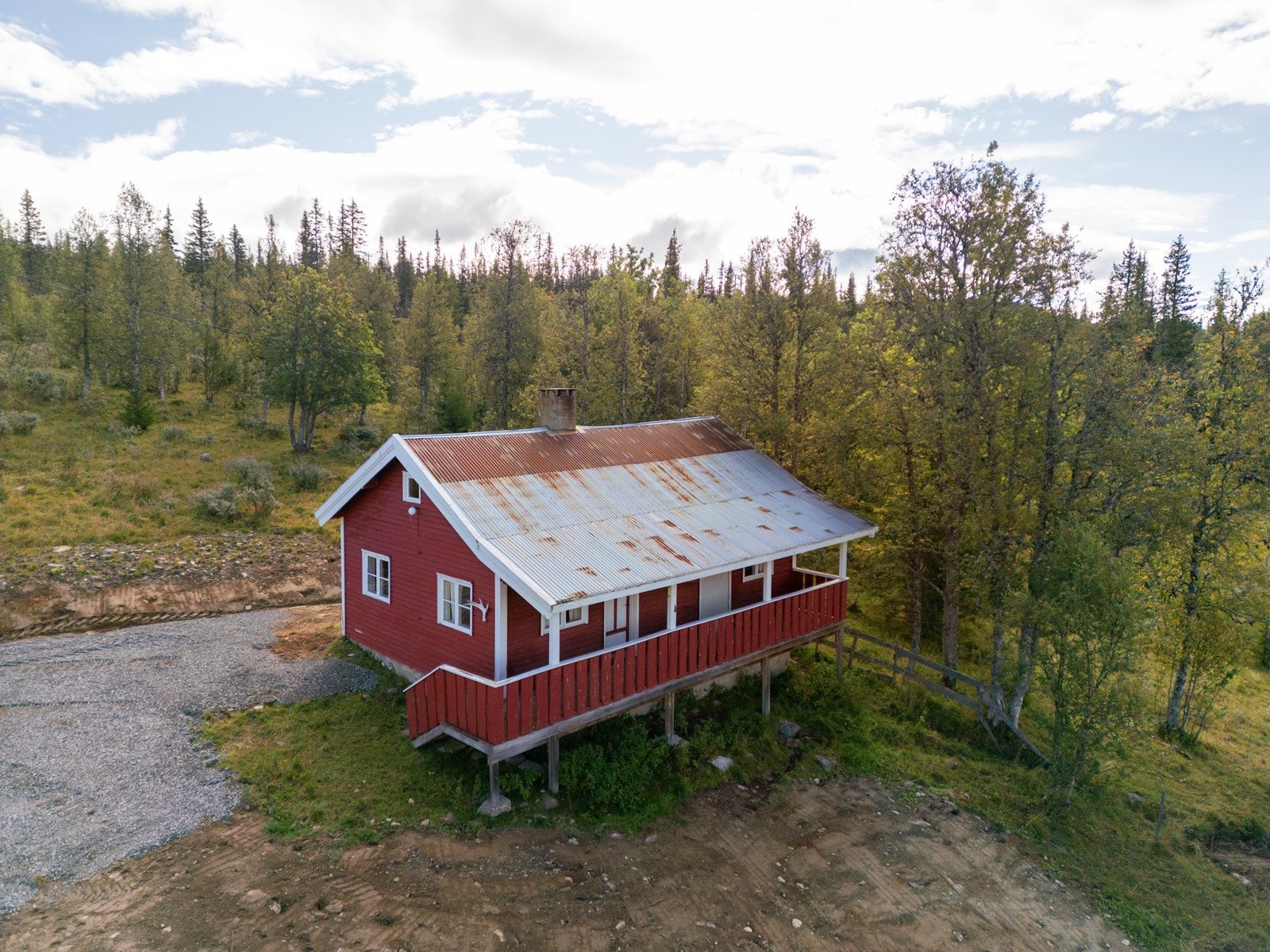 Eiendommen ligger på en sætervoll, og det kan være beitedyr rundt eiendommen Galleribilde
