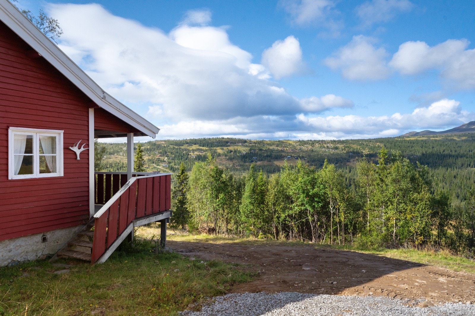 Her får du en fredelig og solrik beliggenhet med flott utsikt over fjellandskapet. Galleribilde