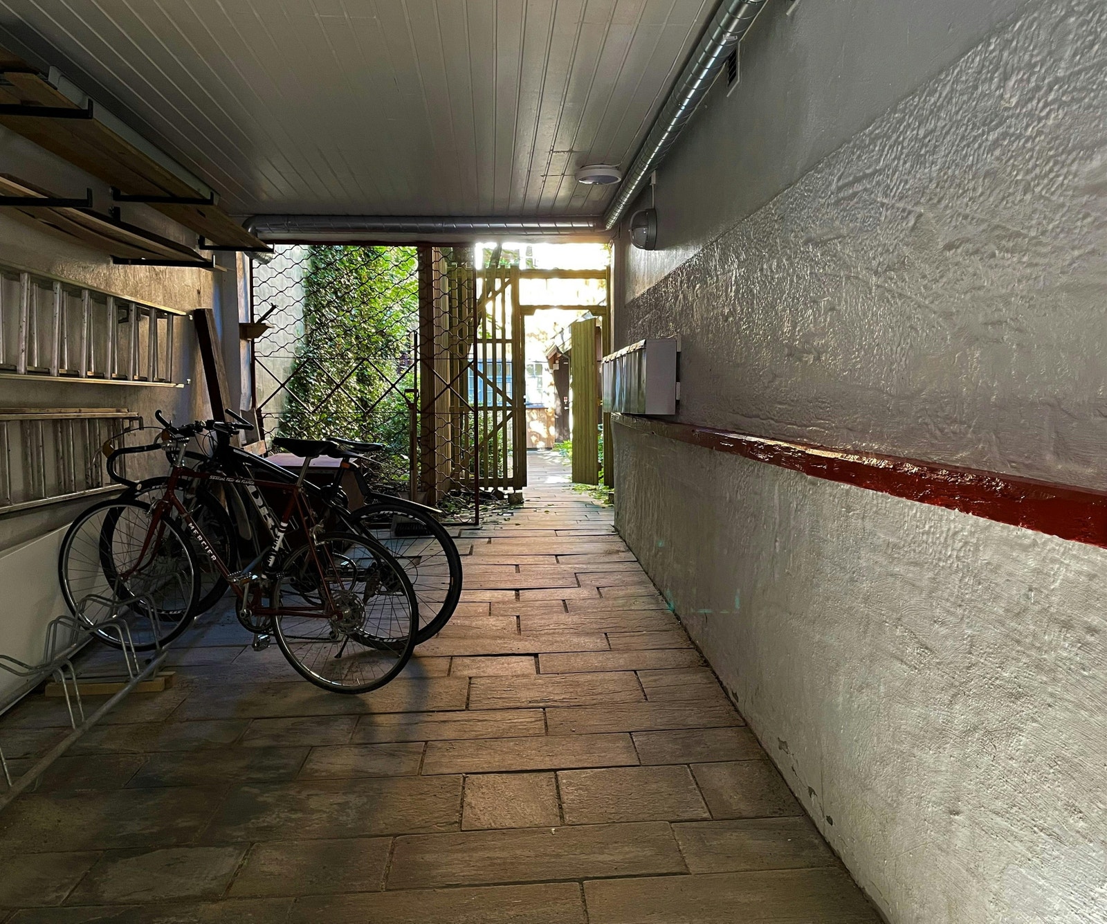Mulighet for å parkere sykkel i låst portrom. Galleribilde