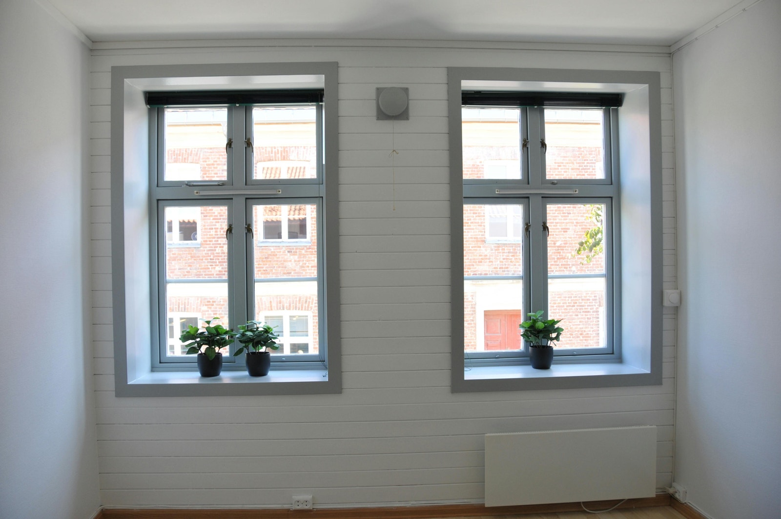 Stuen har 2 store vinduer som gir godt med lysinnslipp. Galleribilde
