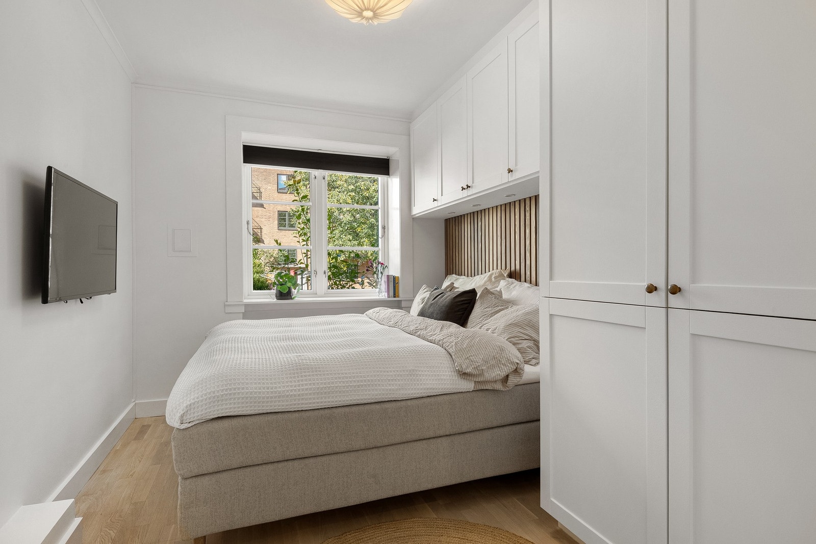 Hovedsoverommet byr på god plass til dobbeltseng og har garderobeskap med glatte fronter. Galleribilde