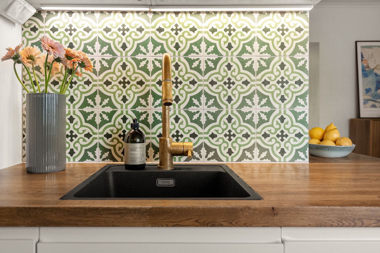 I tillegg er det både komfyrvakt og automatisk vannstopper - trygt og funksjonelt. Galleribilde