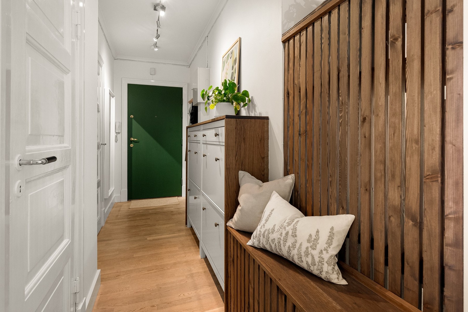 Entréen ønsker deg velkommen på en innbydende måte, med plass til å møblere praktisk etter eget ønske. Galleribilde