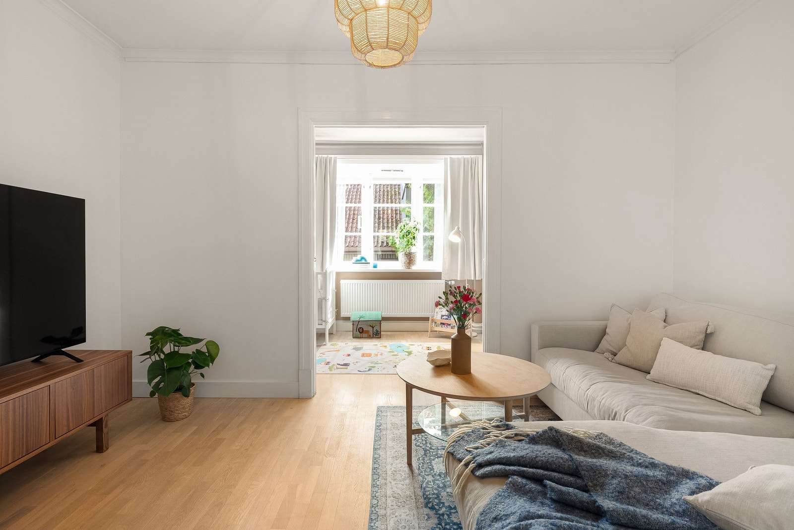 Innredet rom som er romslig nok til å romme både sofaseksjon og tilhørende møblement. Galleribilde