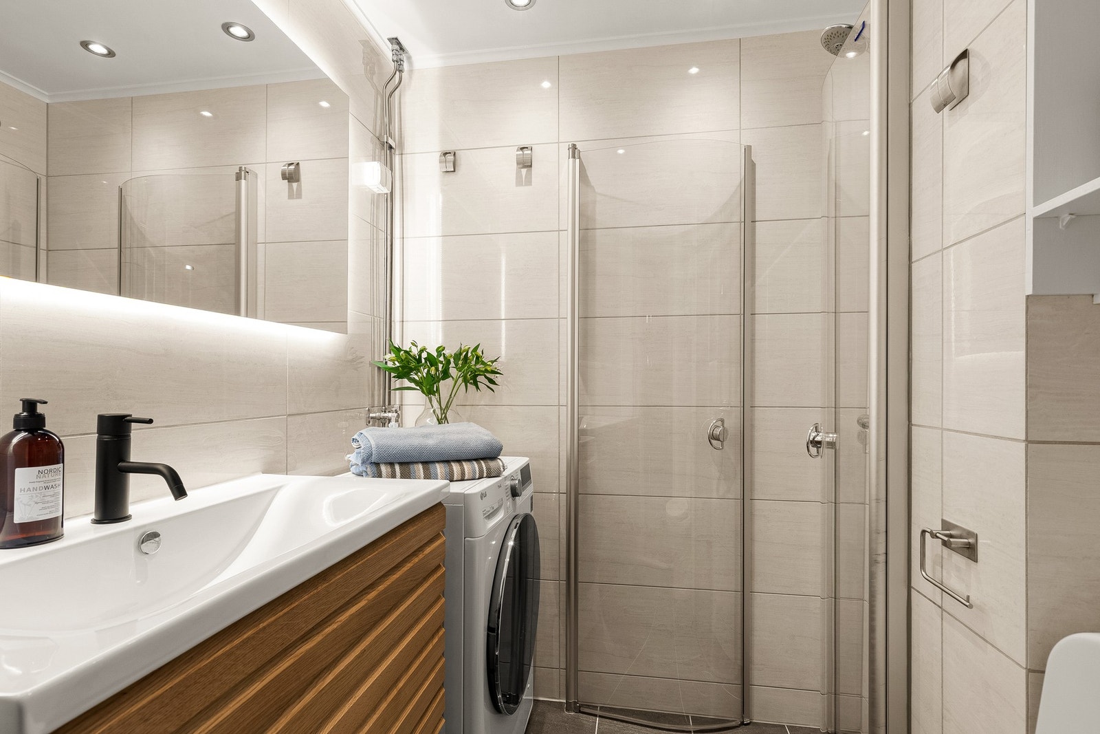 Badet, som ble pusset opp av borettslaget i 2007/2008, fremstår som moderne og pent vedlikeholdt. Galleribilde